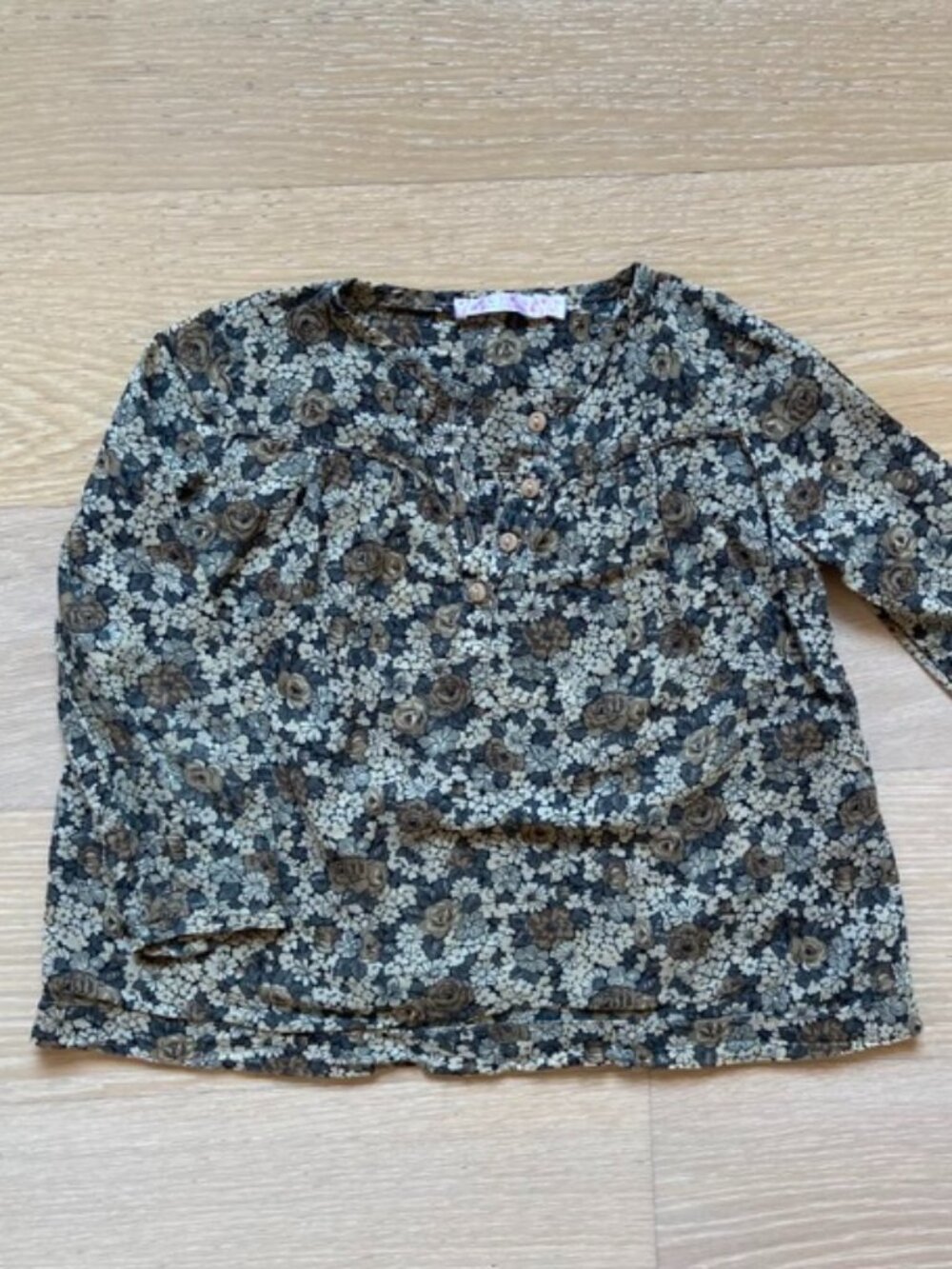 C.F.K., French Brand, size: 6 years Autumn Floral Pop over blouse, Pearl button